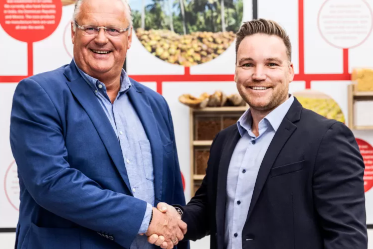 Ron van der Knaap appoints successor