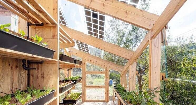 Solar greenhouse, a self-sufficient cultivation system